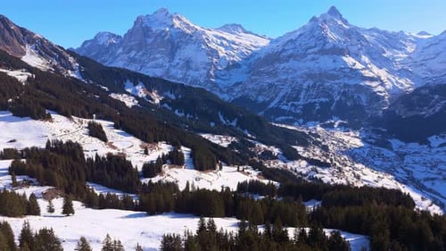 Vista aérea de las montañas Wetterhorn y Schreckhorn en invierno, Suiza