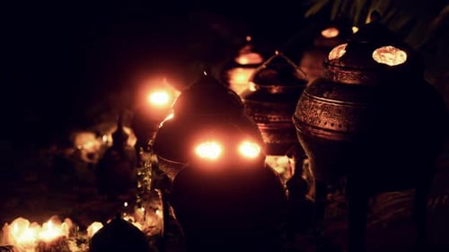 Autel doré avec bougies la nuit