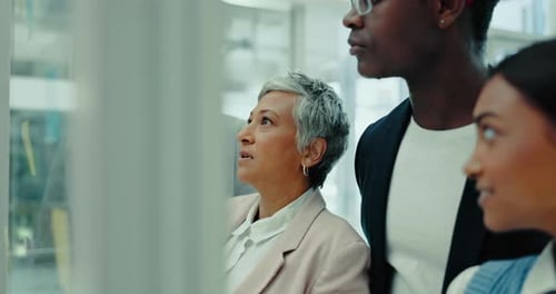 Rédaction, travail d'équipe et gens d'affaires en verre pour la planification, les projets et les réunions au bureau