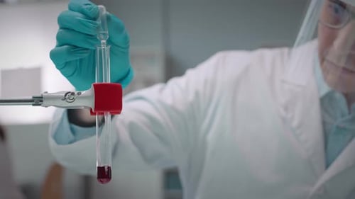 Chimiste menant une expérience en laboratoire