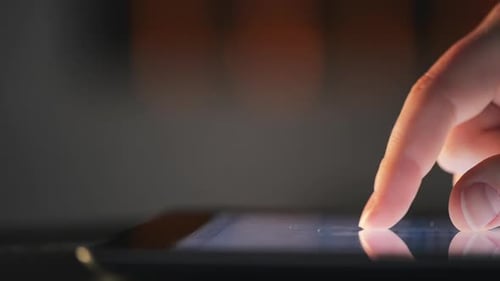 4K-Videomaterial einer Frau mit einem digitalen Tablet