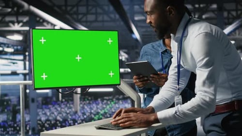 Server Hub-Kollegen beim Brainstorming mit einem Chroma-Key-Gerät