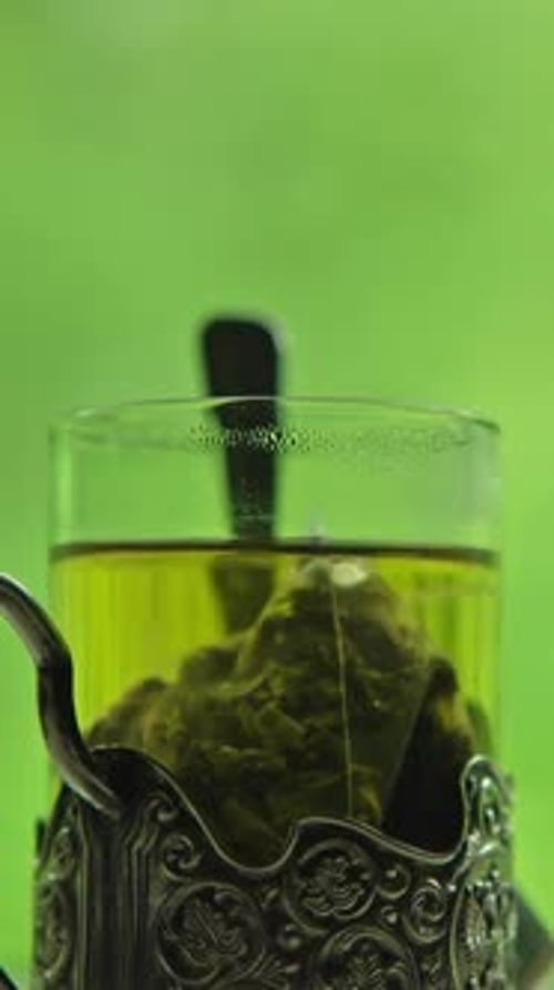 Thé vert dans un verre sur une table dans un train en marche