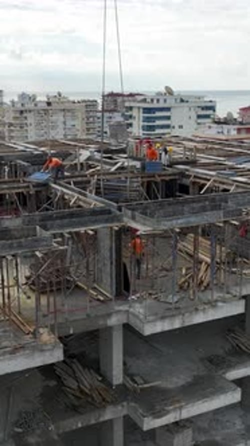 Vídeo vertical del montaje de una pared de gran altura con tripulación activa