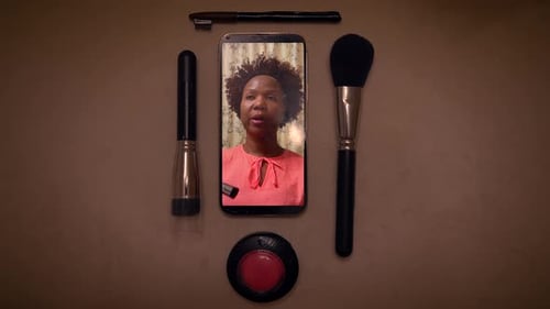 Joven Con Cabello Rizado Publicando La Grabación De Un Vídeo En Las Redes Sociales