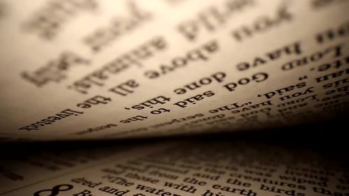 Enfoncez l'objectif dans un livre en diagonale lorsque les pages se décollent. Vue des pages à l'œil nu. Focalisation superficielle