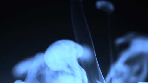 Realistischer blauer Rauch auf schwarzem Hintergrund