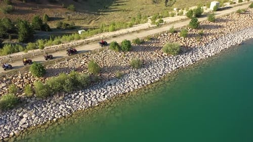 Groupe de personnes à bord d'un quadricycle tout terrain au bord du lac 2