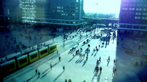 Размытое фото городской толпы, идущей под электрическими синими зданиями