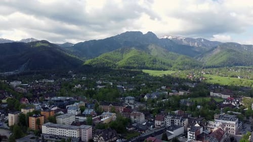 Survol de Zakopane, en Pologne, une station balnéaire à l'architecture gorale traditionnelle près du Poli