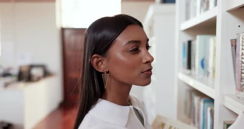 Pensando, estudando e pesquisando com uma mulher na faculdade para livros, educação ou aprendizado