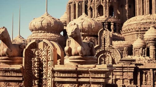 Sculptures complexes sur les murs d'un temple majestueux