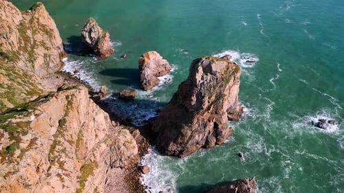Atemberaubende Luftaufnahme der majestätischen Felsklippen mit Blick auf das wunderschöne türkisfarbene Meerwasser