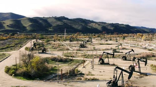 Girando alrededor de bombas, perforando petróleo
