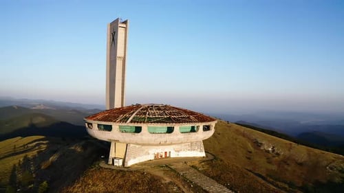 Monumento al Partido Comunista Búlgaro, construido en la cima de Bozlodza, en el centro de Bulgaria