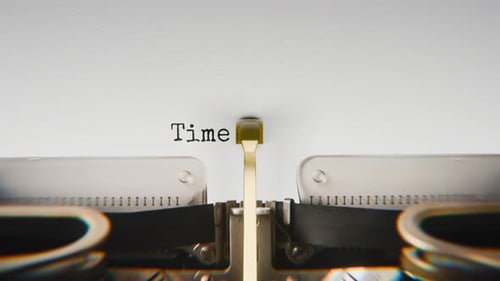 Alte mechanische Schreibmaschine, die Time Management in einer Nahaufnahme tippt.