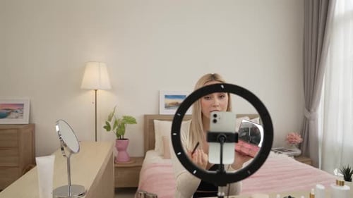Vídeo tutorial de belleza y cosmética para una mujer joven haciendo contenido. Relajarse
