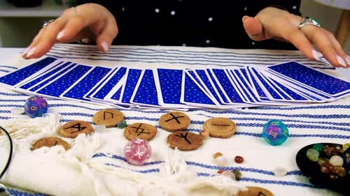 Une voyante lit des cartes de tarot
