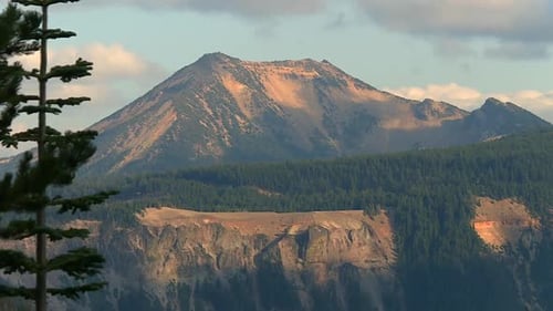 Le mont Scott s'élève au-dessus du parc national de Crater Lake