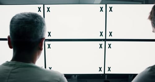 Revise, simule el espacio y las personas mediante la pantalla de la computadora analizando el sistema de seguridad en el centro de transmisión