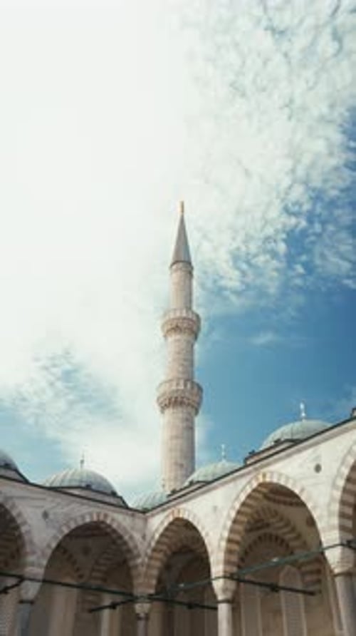 Tour d'une mosquée d'Istanbul atteignant le ciel bleu