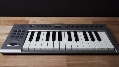 Langsames Heranzoomen auf einem MIDI-Keyboard von oben