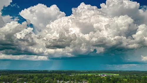 Dramatisch Hyperlapse der Wolkenlandschaft aus der Luft
