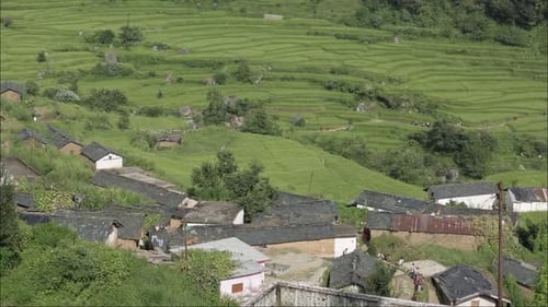 La belleza de las colinas del Himalaya, Uttarak y la India: casas, personas, colinas
