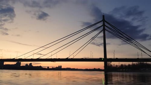 Vue aérienne d'une grande ville animée avec trafic intense et coucher de soleil en arrière-plan