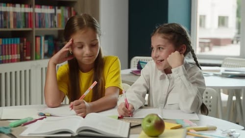 Kaukasische kleine Mädchen Klassenkameraden Kinder Jugendliche Schulmädchen Schüler Kinder Schüler Schüler Schüler Klasse