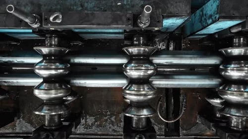 Automatische Linie in einer Metallprofilwalzanlage für schwere Stahlblechprodukte
