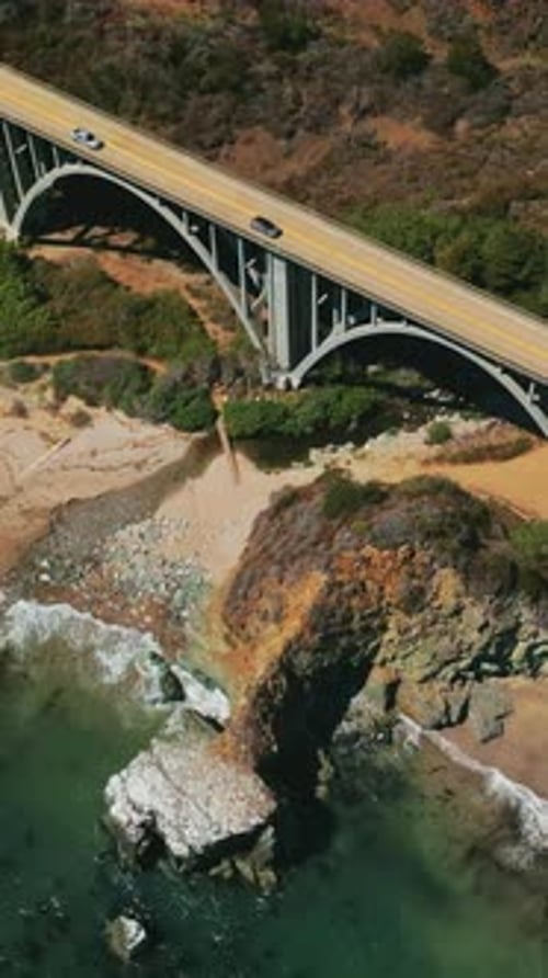 Wunderschöne Bogenbrücke in der Nähe des Sandstrandes in den kalifornischen Bergen.