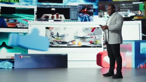 Hombre sonriente usando el teléfono rodeado de recomendaciones de Vídeo