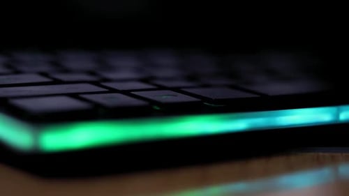 Im Dunkeln leuchtende, schwarze Tastatur mit animierten Tasten mit Regenbogen, bunt beleuchtet, leuchtend