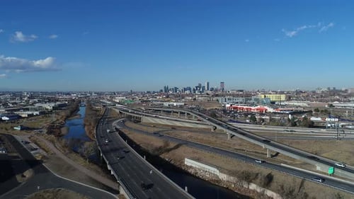 Vue prise par un Drone de la circulation et de la ligne d'horizon de Denver.