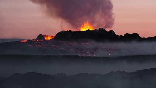 Vulkanausbruch, Zeitlupen-Nahaufnahme der explodierenden und spuckenden Lava des Vulkankraters, Aktiver Vulkan