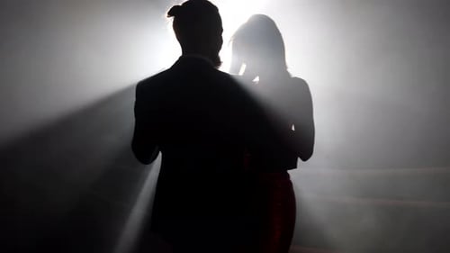 Sexy Frau tanzt mit stilvollem bärtigen Mann, Silhouette bewegter weiblicher und männlicher Figuren
