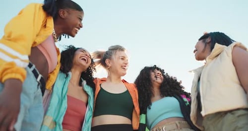Amigas, felizes e cara de grupo de mulheres ao ar livre com roupas da moda, roupa descolada