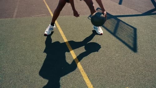 Afroamerikaner spielt Basketball