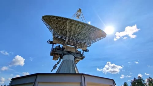 Le radiotélescope de 32 mètres de large - Le RT-32 pendant une journée ensoleillée en Lettonie. Prise de vue à faible angle
