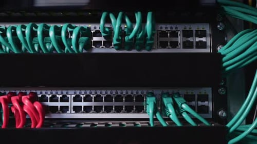 Cables de red RJ45 parcheados de forma ordenada y ordenada conectados a los conmutadores y enrutadores montados en el rack