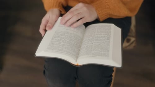 Religiöse Frau liest zu Hause eine Bibel und konzentriert sich auf den Glauben