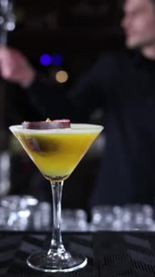 el camarero prepara un cóctel en el bar