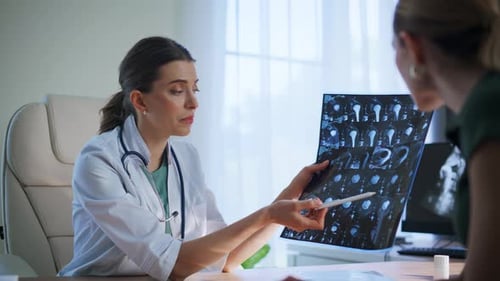 Gesundheitsspezialist zeigt Röntgenaufnahme, um mit besorgten Patienten aus der Nähe zu sprechen