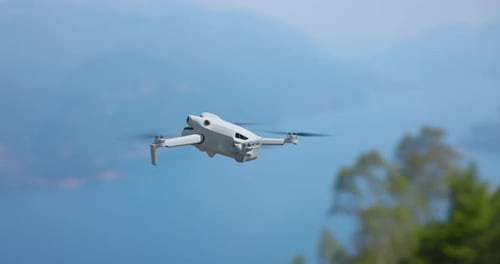 Fliegende rotierende innovative Mini-Drohne mit Himmel im Hintergrund. Nahaufnahme