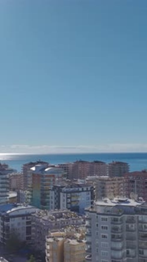 Vídeo vertical de paisajes urbanos de Alanya capturados desde arriba con densas viviendas con imágenes nuevas y antiguas