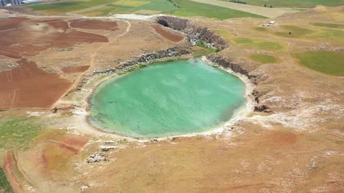 Vue aérienne du petit lac bleu entre les champs