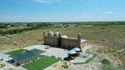 Vue d'ensemble du mausolée d'Arystan Bab au Kazakhstan - Drone volant vers l'avant