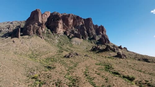 Bajo paralaje alrededor de las Montañas de la Superstición salpicadas de arbustos verdes en un día soleado y brillante