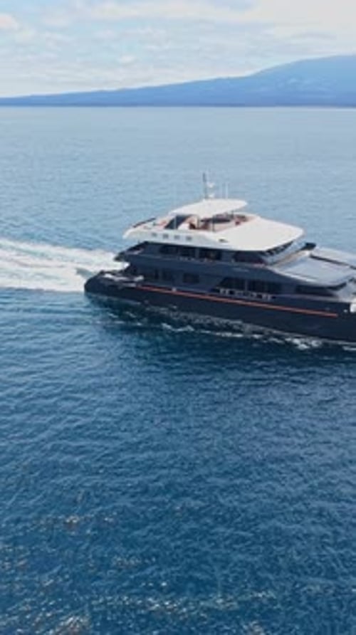 Catamaran de luxe naviguant dans les eaux azurées tranquilles entourant les îles volcaniques des Galapagos immaculées